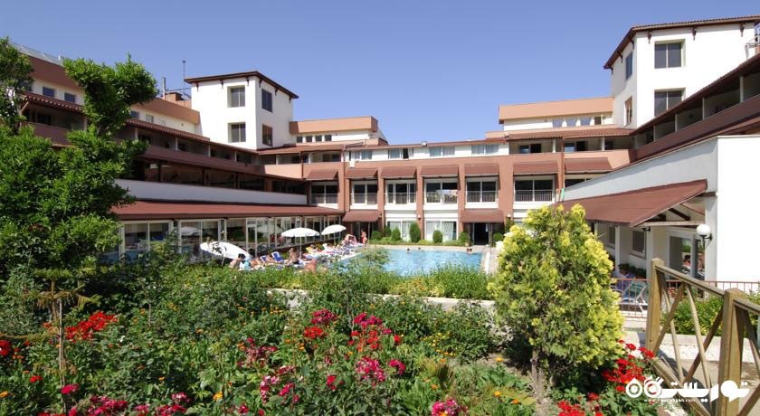 نمای استخر روباز و ساختمان هتل